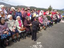 Дарит цветы Руслан