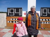 Дети рассказывали стихотворения о героях ВОВ, возложили цветы.